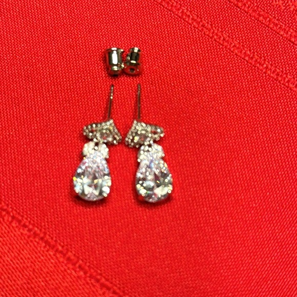 (2)pair of costume earrings - Picture 4 of 5